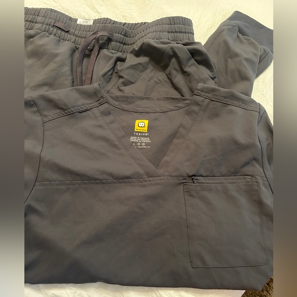 Thrive scrubs top and bottom large - Picture 1 of 5